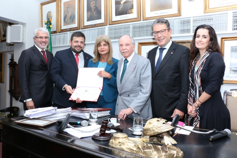 Da esq. para dir., Carlos Eduardo Machado, Leonardo Mobarak Andrade Gomes, Rita Cortez, Hermano de Villemor Amaral Filho, Antônio Laért Vieira Junior e Fernanda Maibon Sauer