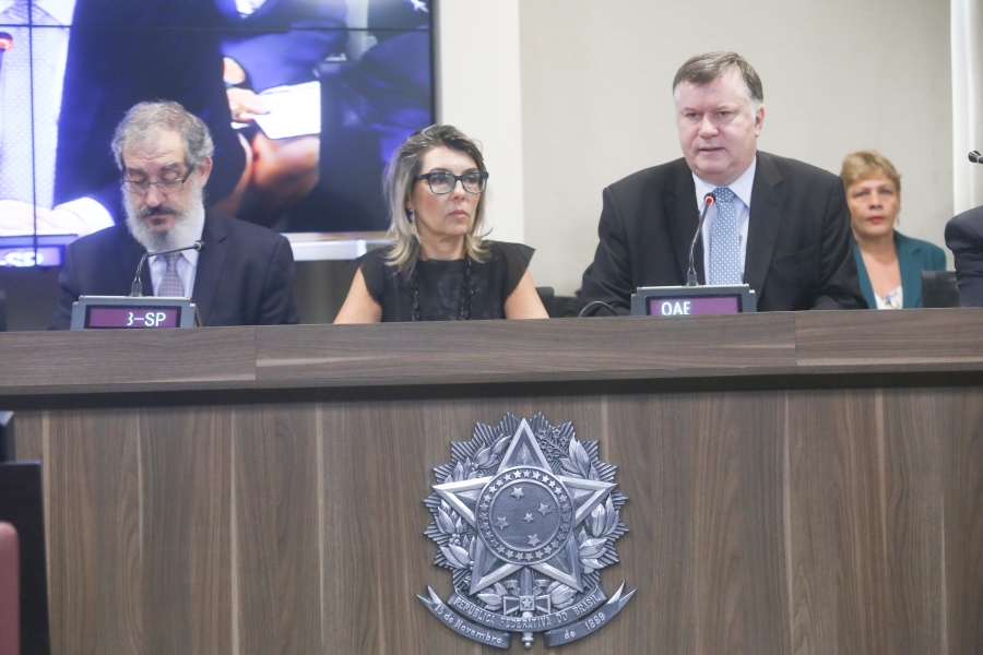 Da esq. para a dir., Luís Carlos Moro, a conselheira da seccional Fabiola Marques e Marcos da Costa