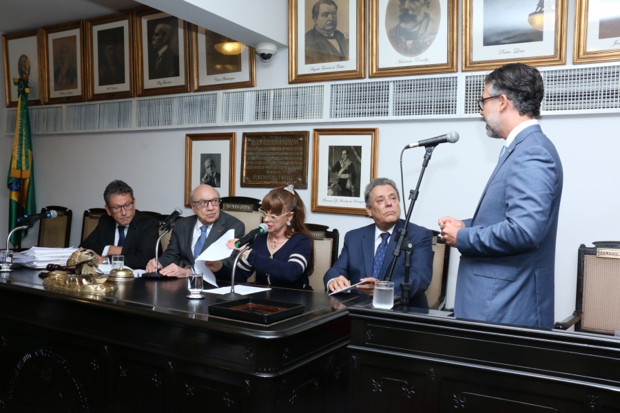 Da esq. para a dir., Antônio Laért Vieira Junior, Sergio Tostes, Kátia Tavares, Técio Lins e Silva e Arnaldo Rodrigues da Silva Neto, na tribuna