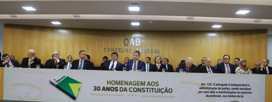 Da esq. para a dir., Roberto Busatto, Alexandre de Moraes, Edson Fachin, Luis Roberto Barroso, Luiz Fux, Claudio Lamachia, Cármen Lúcia, Bernardo Cabral, José Afonso da Silva, Marcus Vinicius Furtado Coêlho, Rita Cortez e José Fogaça