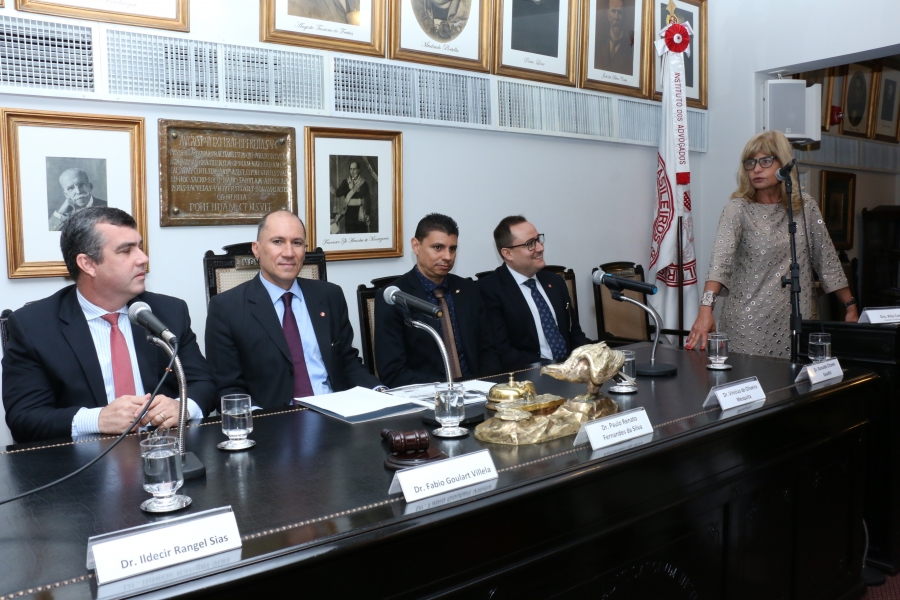 Da esq. para a dir., Fábio Goulart Villela, Paulo Renato Fernandes da Silva, Vinícius de Oliveira Mesquita, Ronaldo Chaves Gaudio e Rita Cortez, na tribuna