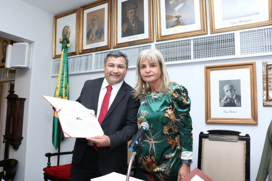 Antonio Claudio Cruz Leitão de Lima Feitosa recebe o certificado de membro efetivo pelas mãos de Rita Cortez
