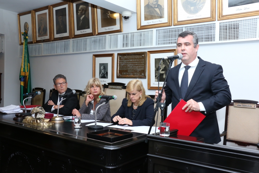 Da esq. para a dir., Antonio Laért Vieira Junior, Rita Cortez, Ana Tereza Basílio e Fábio Goulart Villela, na tribuna
