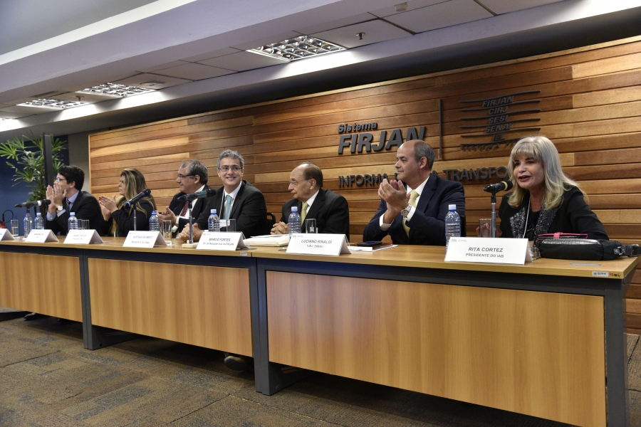 Da esq. para a dir., Antonio do Passo Cabral, Marianna Fux, André Fontes, Gustavo Schmidt, Márcio Fortes, Luciano Rinaldi e Rita Cortez